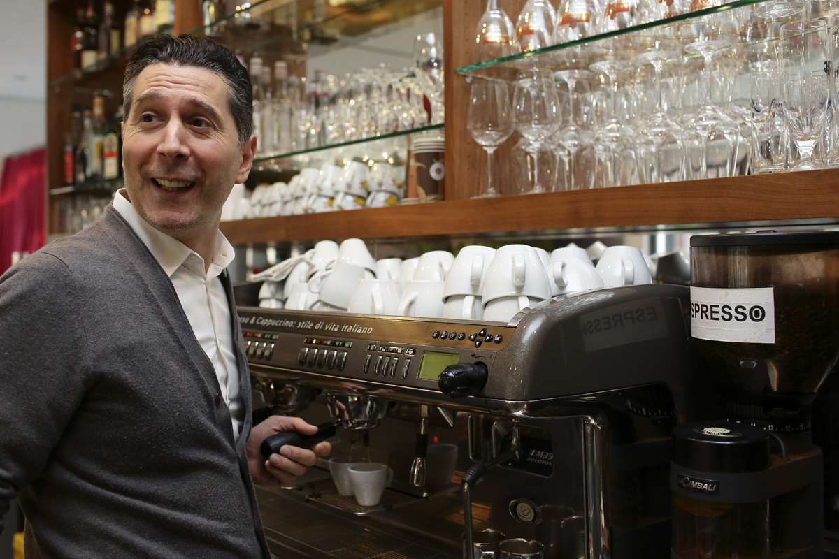 DomRömer-Quartier: Nachbar Claudio Fiorentino, Inhaber des Restaurants Cucina delle Grazie, Domplatz