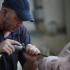 Handwerker arbeitet an einer Konsole aus Naturstein