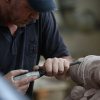 Handwerker arbeitet an einer Konsole aus Naturstein