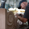 Handwerker arbeitet an einer Konsole aus Naturstein